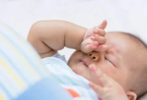 Почему новорожденный широко раскрывает глаза