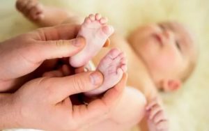 Почему у новорожденного влажные ручки и ножки
