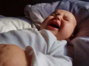 Почему тревожно спит новорожденный