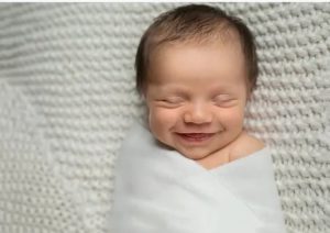 Почему новорожденный ребенок смеется во сне