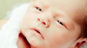 Почему новорожденный широко раскрывает глаза