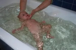 Что делать если новорожденный захлебнулся во время купания