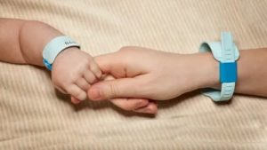 Как снять браслет с руки новорожденного
