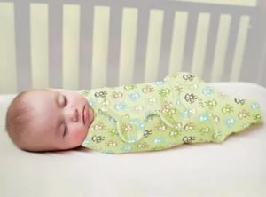 Почему новорожденный машет руками и ногами во сне