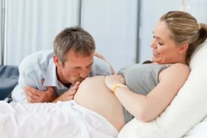 В чем помощь мужа при родах