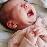 Как срыгнуть воздух у новорожденного