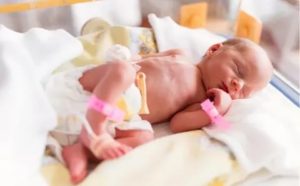 Как должен себя вести новорожденный ребенок в первые дни жизни