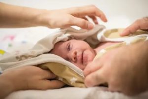 Можно ли протирать лицо новорожденного влажными салфетками