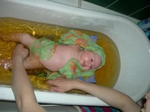Сколько соли на ванну для новорожденных