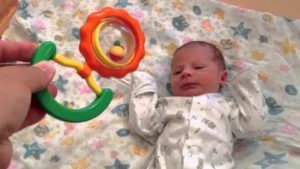 Как проверить слух у новорожденного ребенка в домашних условиях