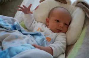 Почему новорожденный машет руками и ногами во сне