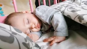 Почему тревожно спит новорожденный