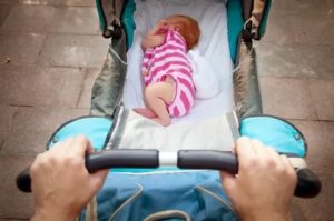 Как гулять с недоношенным новорожденным