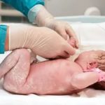 Почему новорожденный часто пускает газы