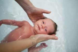 Сколько по времени купать новорожденного ребенка первый месяц жизни