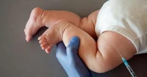 Как сделать внутримышечный укол грудному ребенку