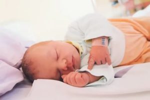 Как должен себя вести новорожденный ребенок в первые дни жизни