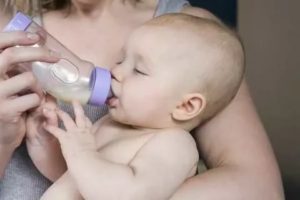 Какую воду лучше давать грудному ребенку комаровский