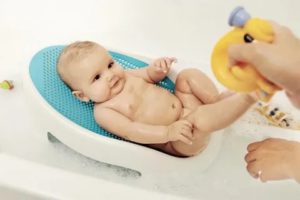 Как купать новорожденного на горке для купания