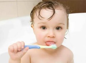 Как чистить зубы грудному ребенку комаровский
