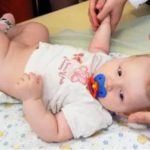 Как делать массаж сердца и искусственное дыхание новорожденным