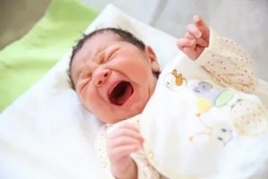 Почему новорожденный плачет без слез
