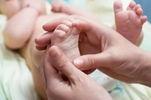 Почему у новорожденного влажные ручки и ножки