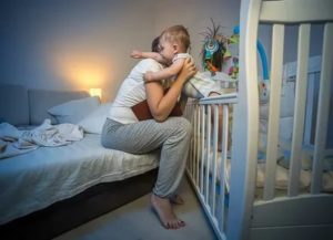 Почему у грудного ребенка перед сном истерика