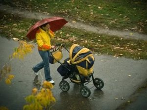 Как гулять с новорожденным в дождливую погоду