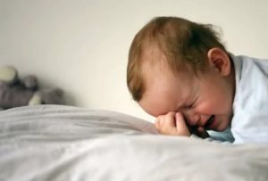 Почему новорожденный плохо спит и постоянно плачет если что не по его