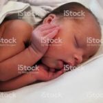 Почему новорожденный не может уснуть лежит с открытыми глазами