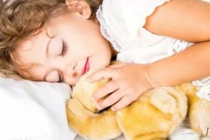 Почему ребенок стонет во сне новорожденный