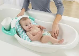 Как купать новорожденного на горке для купания