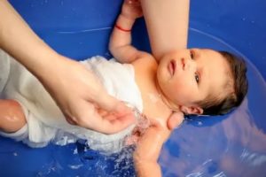 Чем вытирать новорожденного ребенка после купания