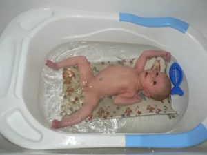 Сколько воды нужно набирать в ванночку для купания новорожденного