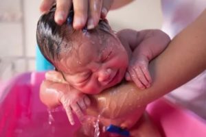 Как мыть голову новорожденному малышу