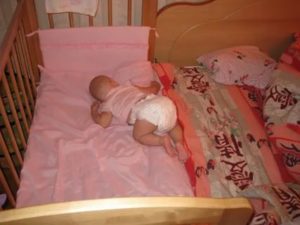 Что делать если грудной ребенок не хочет спать в своей кроватке