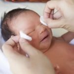 Как сделать клизму новорожденному ребенку в домашних условиях шприцом