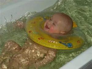 Как снять круг для купания новорожденных одному после купания