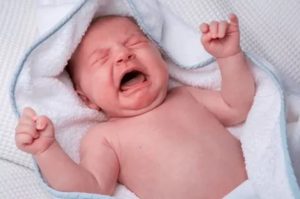 Что может беспокоить новорожденного ребенка весь день
