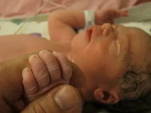 Что делать если у новорожденного ребенка гноится глазик как вылечить