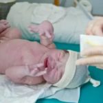Почему новорожденный громко какает