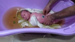 Как купать новорожденного ребенка первый раз дома в ванночке с марганцовкой