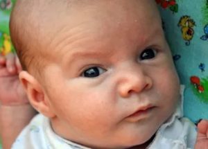 Почему новорожденный хмурит брови