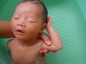 Что будет если в ухо попала вода новорожденному ребенку