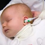 Почему ребенок стонет во сне новорожденный