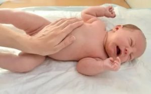 Почему у новорожденных живот большой