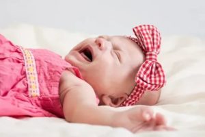 Почему новорожденный ребенок капризничает перед сном