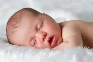 Почему у новорожденного ребенка открыт рот
