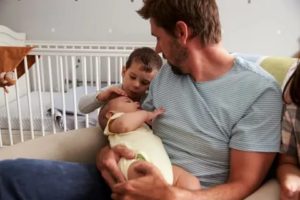 Как справляться с новорожденным и старшим ребенком
